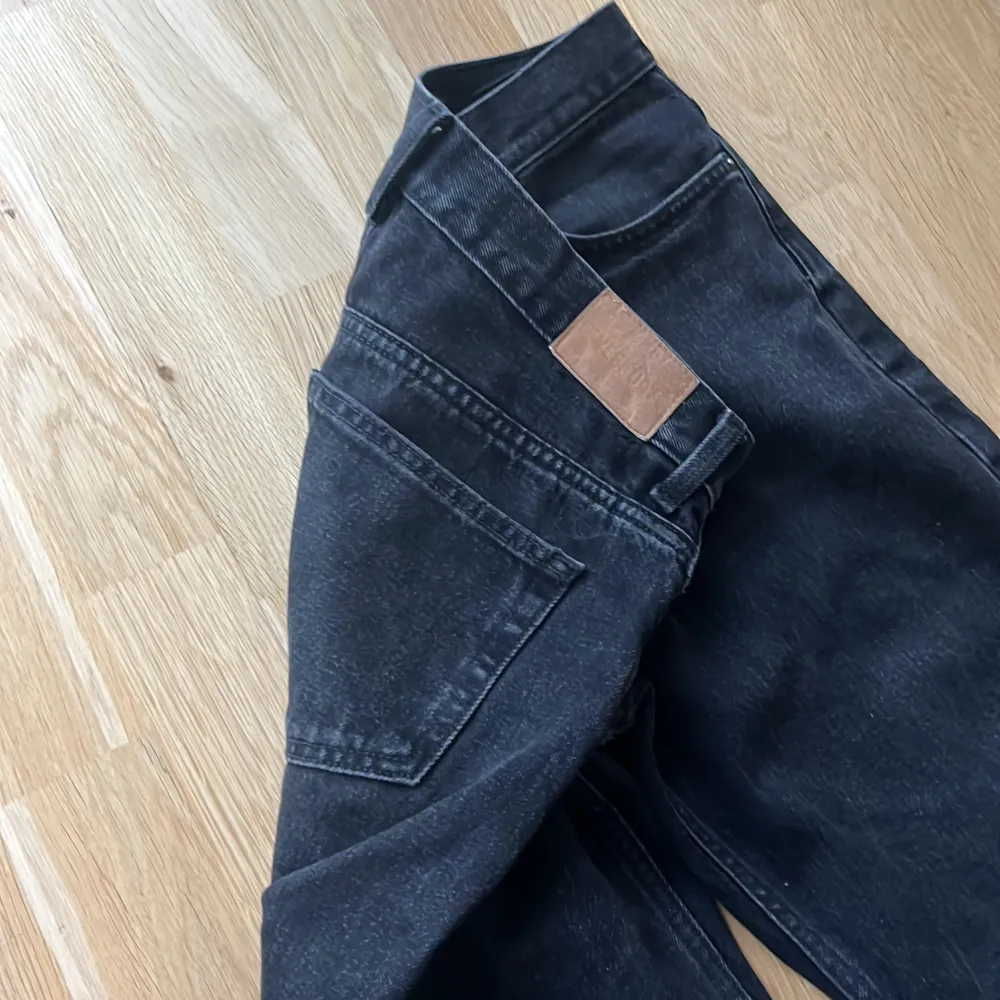 Svarta nästan oanvända space jeans från Weekday. 200kr. Jeans & Byxor.