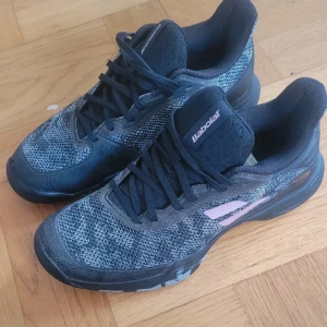 Träningsskor babolat  - Helt nya enbart testade står storlek 40 men ja skulle påstå att dom är mer som en 39