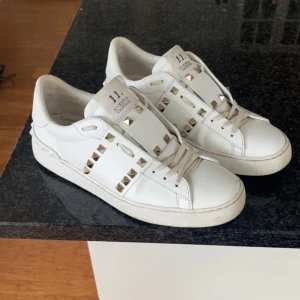 Valentino Garavani skor - Köptes i somras från en original butik i Italien för ca 8500kr. Säljer pg av att skorna ej passar min fot på bredden, har svårt att gå en hel dag med dem pg av de. Kom gärna med prisförslag från 2500kr! Box, extra nit, dust bag osv ingår❣️