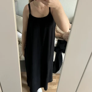 sommarklänning från H&M i storlek S - Säljer min svarta sommarklänning från H&M i storlek S som är Öppen i ryggen. Säljer för den är för stor för mig. Aldrig använd, säljer för 100kr + frakt 💞