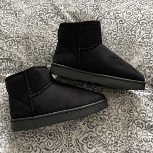 Uggs liknande Vinterskor  - Säljer mina helt nya vinterskor som jag fick hem för ett par dagar sen. Säljer då dem var lite små på mig! Aldrig använda, endast testade!💜