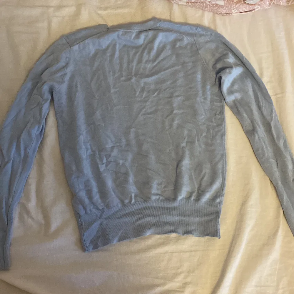 Det är en tunn blå stickad tröja ifrån zara som är i storlek medium men är väldigt liten i storleken,så kan passa s och xs också!. Tröjor & Koftor.