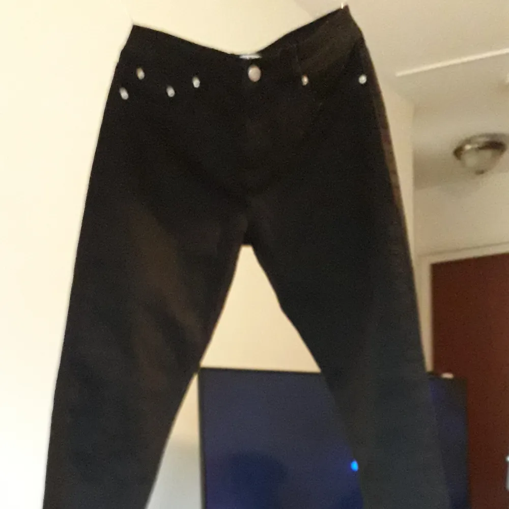 Svarta jeans från junkyard i nyskick . Modell clara 28×32. Jeans & Byxor.