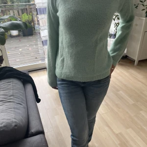 Stickad tröja - Säljer denna stickade tröja då den inte längre kommer till användning💕 Den är köpt på second hand men är i bra skick! 