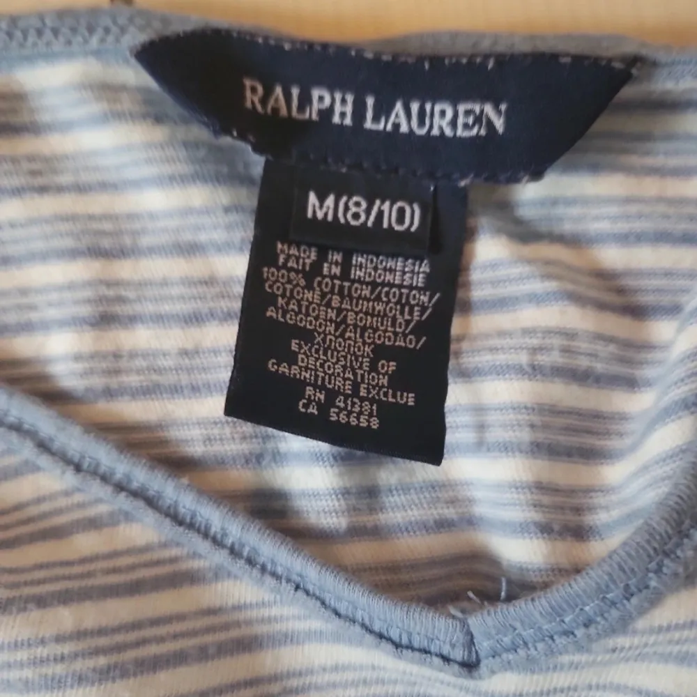 En ljus blå ralph lauren t-shirt för 8-10 år men passar en med storlek 155. T-shirts.