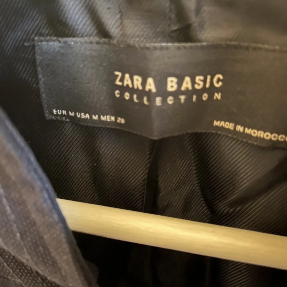 Mörkblå kappa från Zara, i väldigt gott skick . Jackor.