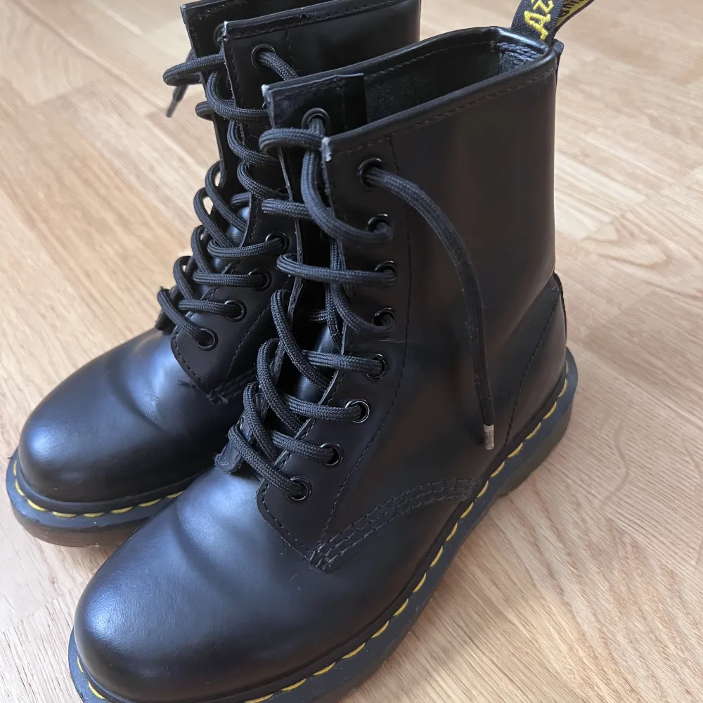 Toppen skick!! Dr Martens kängor i stl 36, som nya! det enda är störret på ena sidan, se bild! . Skor.