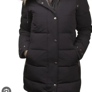 Vinterjacka hollies subway  - Säljer min hollies vinterjacka med älta päls, använd endast en vinter,  skriv till mig om ni vill ha bild på den på. (Pris kan diskuteras vid snabb affär) 