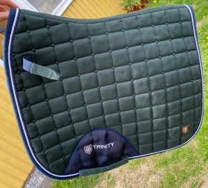 Trinity schabrak - Säljer mitt dressyr trinity schabrak! Bra skick. Andvänd endast 2 gånger! På bild ett var det nytvättad☺️Köpt för 500kr säljer för 350kr💕