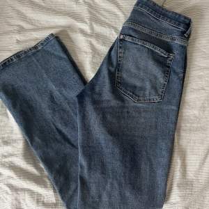 Bootcut jeans från h&m i storlek 38. Midwaist (slutar precis under naveln på mig). Endast använda ett fåtal gånger, vilket innebär bra skick! Hör av dig privat för fler bilder/frågor💗