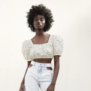 Zara topp - Sötaste toppen som går att justera med band. Strl L men passar mig som är S/M Knappt använd, superfin snörning i ryggen!!