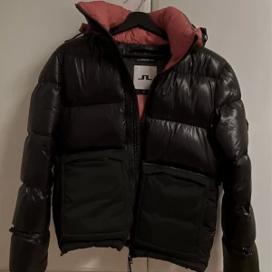 J.Lindeberg Dune Down Jacket - Säljer nu denna läckra och eftertraktade J Lindeberg jackan! Jackan är köpt år 2021 på Johnells för 5500kr. Den är sparsamt använd och är i nyskick (cond 9/10).  Tveka inte på att höra av er vid frågor eller liknande! (avtagbar luva).