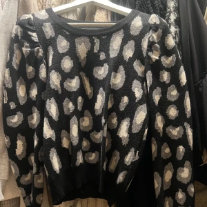 Stickad tröja - Så fin leopard tröja! JÄTTE bra kvalite!!!💕🥰skriv för fler bilder