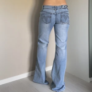 Lågmidjade bootcut jeans  - Skitsnygga Lågmidjade bootcut jeans! Midjemåttet är 74 och innerbenslängden är 84