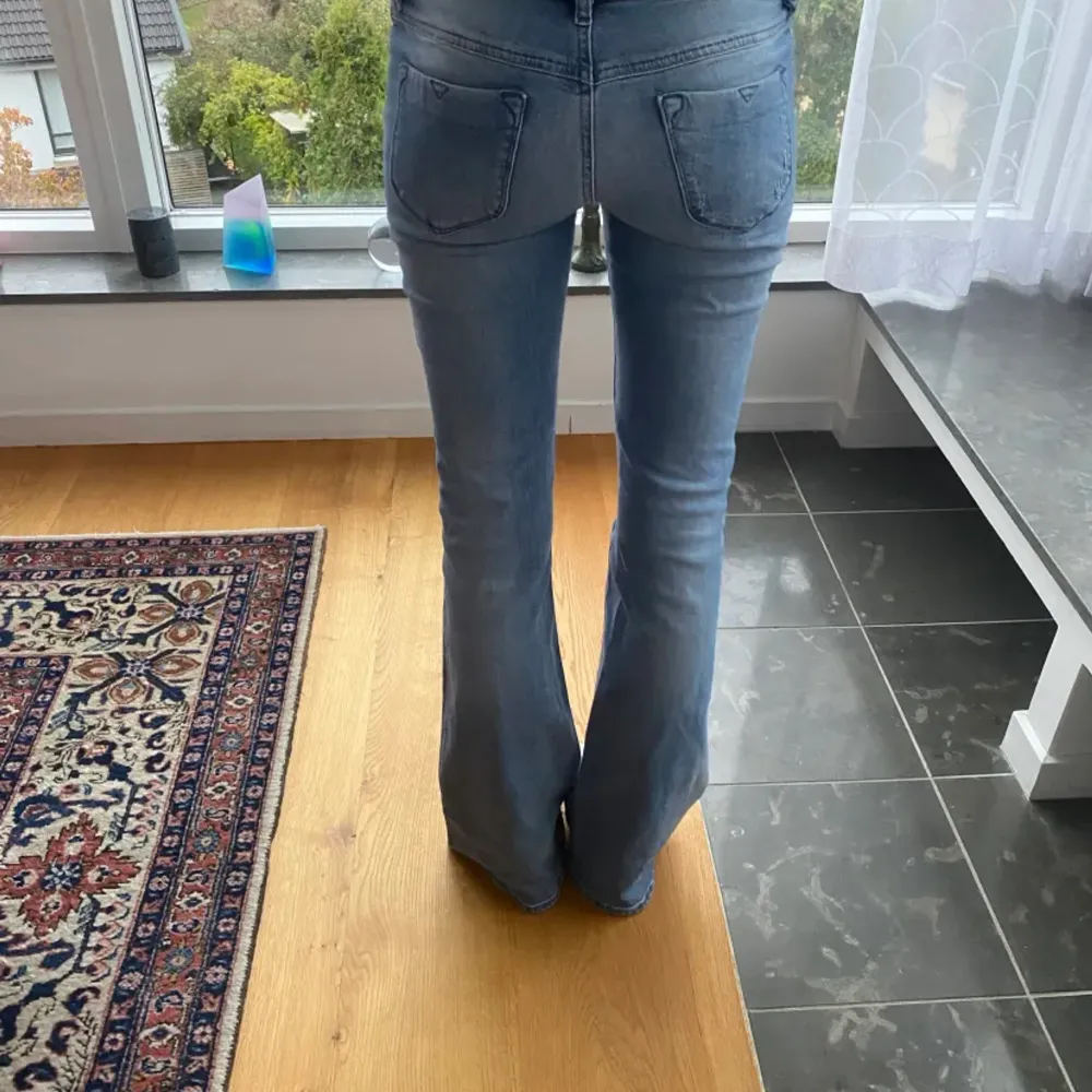 Såå snygga lågmidjade jeans från diesel 🤩😍 skriv för fler bilder på ❣️ väldigt stretchiga! Midja: 37 rakt över, innerben: 83cm ❣️ tryck på köp nu!. Jeans & Byxor.