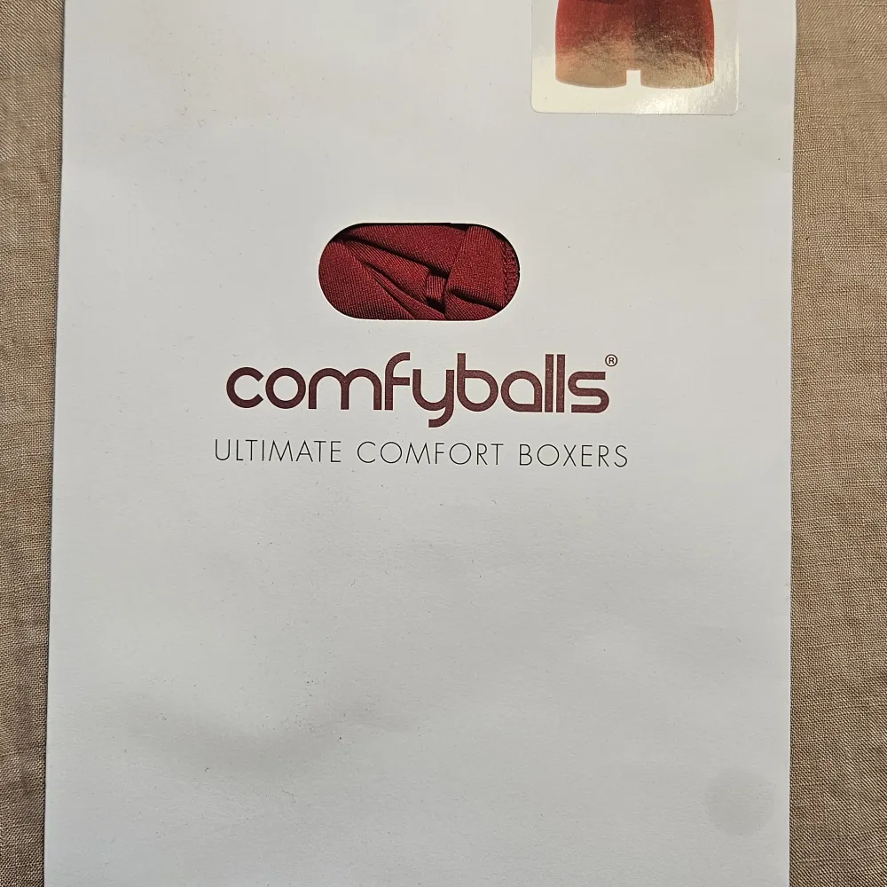 Oöppnad förpackning  med ett par röda kalsonger av märket Comfyballs i storlek Medium.  Flera par köptes i fel storlek, till min kille, därför jag säljer dom.  Kanske en bra julklapp?😊. Övrigt.