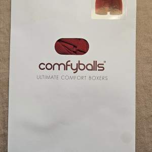 Oöppnad förpackning  med ett par röda kalsonger av märket Comfyballs i storlek Medium.  Flera par köptes i fel storlek, till min kille, därför jag säljer dom.  Kanske en bra julklapp?😊