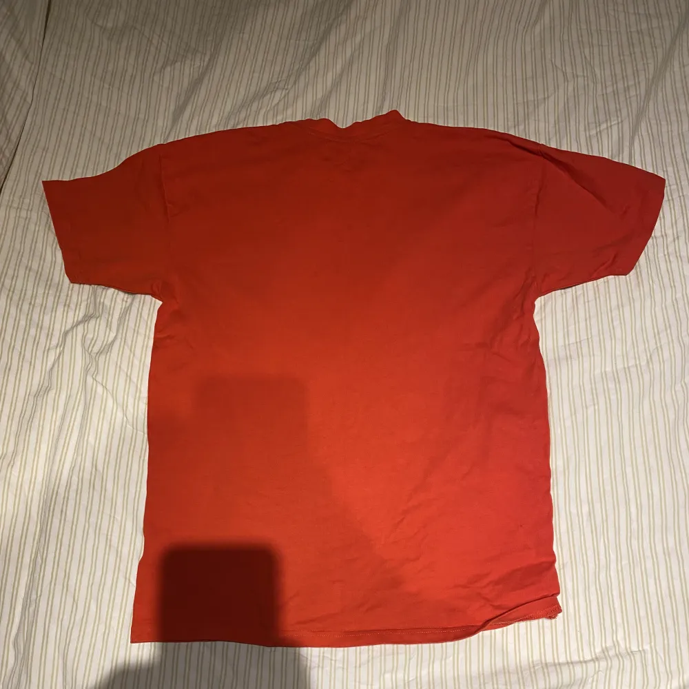 Storlek:XS (men känns som M-L) Ordenarie pris: 250kr Fin tröja i ett otroligt skönt material med en bra passform för dig som vill ha oversized kläder . T-shirts.