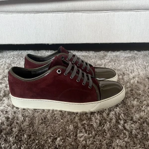 Lanvin - Tjenare, säljer nu dessa snygga eftertraktade vinröda lanvinsen! Skicket är 9/10, skorna är i storlek 9 vilket motsvarar 43-44. Tveka inte på att höra av dig vid eventuella frågor! (Endast skorna ingår)