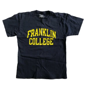 College tisha  - I välanvänt skick, från märket champion. True to size :)