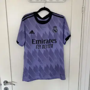 Adidas real Madrid tröja (INTE ÄKTA) säljs därför billigt men har bara blivit använd ett par gånger så är som ny