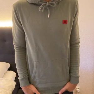 Les deux tröja  - Detta är en tröja från les deux i storlek S.   Sökord: hoodie, tröja, les deux, Ralph lauren