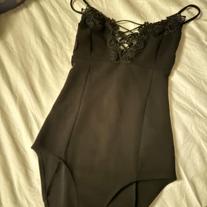 Svart body  - Super snygg svart body  Storlek s men passar mer en xs 