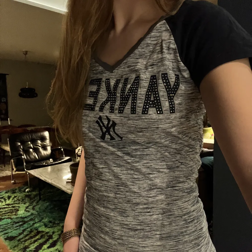 söt yankees topp med rhinestones i bra skick. T-paidat.