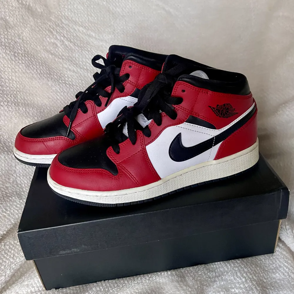 Ett par Air Jordan 1 Mid’ Chicago i storlek 38. Dom är i nyskick, då dom endast blivit använda ett fåtal gånger. Skick 9,5/10. Nypris 3000 kr. . Skor.