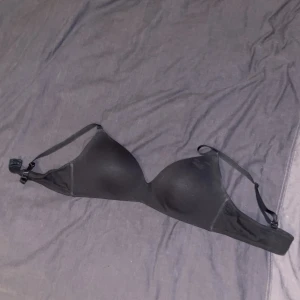 Svart bh - Säljer svart bh från H&M som jag använt ganska mycket förut men syns inte. Ingen push up. För stor och väldigt skön då det ej är en bygel i. Storlek 80C. 
