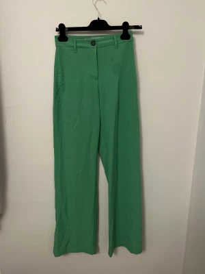 Byxor - Berska byxor i strl xs. Finns en fläck men den går nog bort med något speciellt tvättmedel.