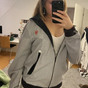Jack and Jones zip up hoodie  - Jätte fin zip up 😁 Det finns några defekter ( ena fickans dragkedja är lite trasig ). Väldigt bekväm, skriv om det är någon fråga 😁🫶