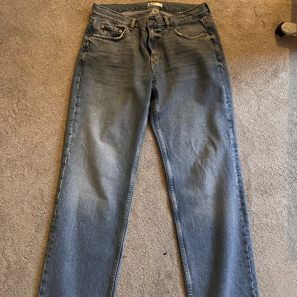 Mellan blå snygga jeans i modellen low straight jeans! Inte mycket tecken på användning. Jag är 170 och dem är perfekt längd på mig skulle jag säga💕💗💓. Jeans & Byxor.