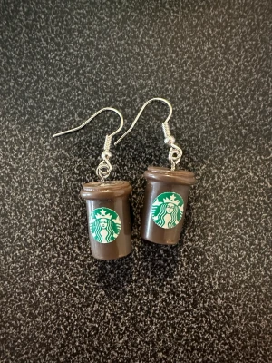 Örhänge starbucks  - Nya örhänge med starbucks. Krokarna är inköpta som nickelsäkra.