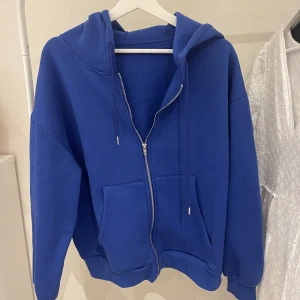 Zip up kofta - Snygg blå zipup kofta med en oversized fit som inte kommer till användning🩵