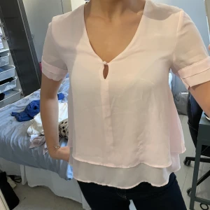 Blus - Så fin blus, knappt använd🌺
