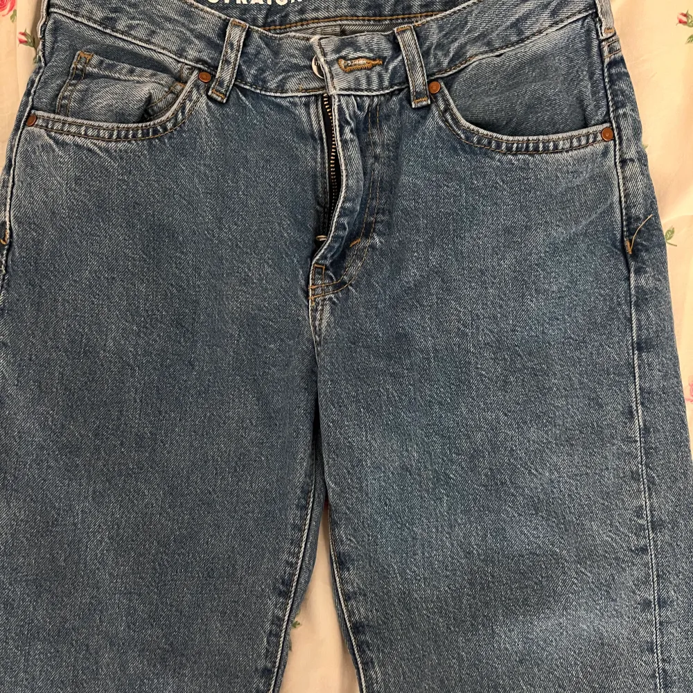 Lågmidjade jeans från bikbok. Storlek- 25/32 . Jeans & Byxor.