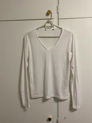 Långarmad tröja  - En fin och nästan oänvänd långarmad tröja. Den är från Lager 157. 