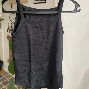 Linne🖤 - Sitter otroligt fint på, säg till så skickar jag fler bilder