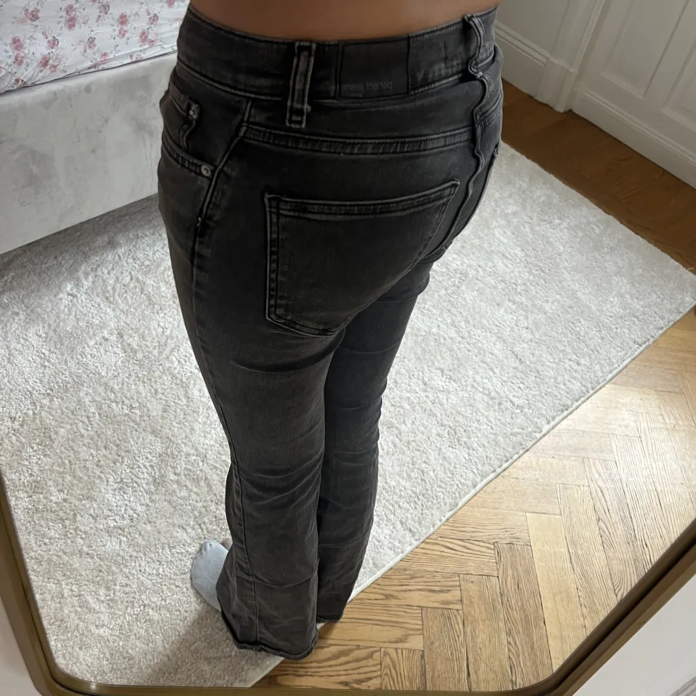 Låjmidjade bootcut jeans i mörk grå från Gina Tricot. Helt nyskick!❤️ Storlek: 32🙌. Jeans & Byxor.