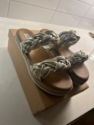 Steve Madde tofflor - Jättefina guldiga tofflor från Steve Madde. Sparsamt använda.