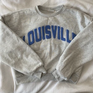 ~Louisville tröja från gina~ - En väldigt fin tröja från gina köptes för ca 300kr ett väldigt bra skick är andvänd fåtal gånger  