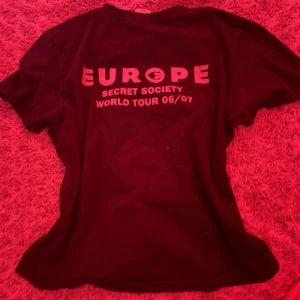 EUROPE Merch world tour t- shirt  - Är ganska oanvänd, och har inga fläckar eller skador Svart, står XL men den är ungefär lika liten som en M
