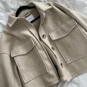 Jacka - Stradivarius  - Jacka i fint skick från stradivarius, använd en gång så är i princip oanvänd 🤍 Köpt för 399, säljer för 200 eller bud 🌸