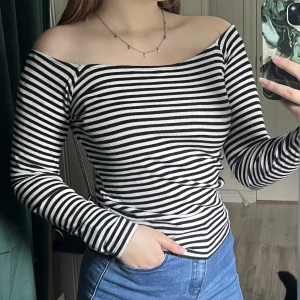 Randig tröja - Svart och vit randig tröja i off shoulder modell! Från H&M Basic i storlek S, använd 1-2 gånger.
