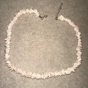 Nytt rosa halsband med snäckskal (fake). Aldrig använt 