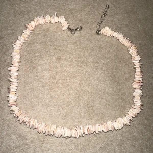 Rosa halsband av snäckor - Nytt rosa halsband med snäckskal (fake). Aldrig använt 