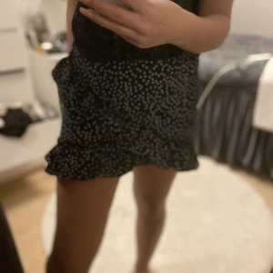 Kjol  - Omlott kjol i prickar 