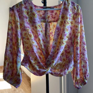 Somrig croppa blus  - Somrigt croppad blus, med fina Blom mönster på, mesh material 