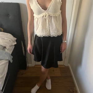 Kjol - Superfin kort satin kjol från NA-KD. Endast använd en gång så i fint skick.